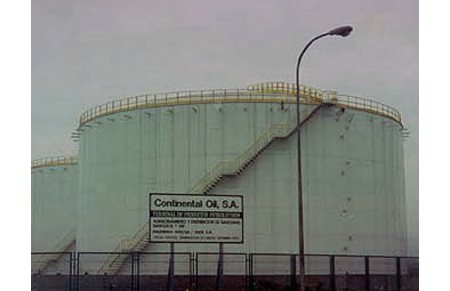 Tanque de carga de productos químicos en Conoco